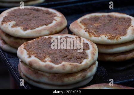 Manakish palestinien traditionnel composé de pâte recouverte de viande hachée À vendre dans une boulangerie au quartier musulman Old Ville Jérusalem-est Israël Banque D'Images