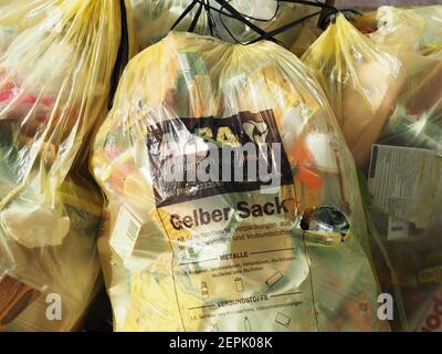 Wittenberge, Allemagne. 25 février 2021. Les déchets de sacs jaunes sont à la bordure du trottoir pour le ramassage. Credit: Soeren Stache/dpa-Zentralbild/ZB/dpa/Alay Live News Banque D'Images