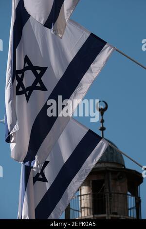 Les drapeaux israéliens accrochés à une maison des colons juifs ont pris la relève dans la rue Al Wad que les Israéliens appellent la rue Haggai dans le quartier musulman de la vieille ville de Jérusalem, en Israël Banque D'Images