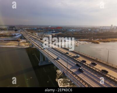 Pont Voroshilovsky à Rostov-on-Don, vue aérienne sur les drones. Banque D'Images