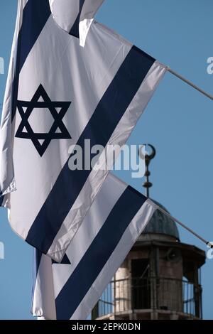 Les drapeaux israéliens accrochés à une maison des colons juifs ont pris la relève dans la rue Al Wad que les Israéliens appellent la rue Haggai dans le quartier musulman de la vieille ville de Jérusalem, en Israël Banque D'Images