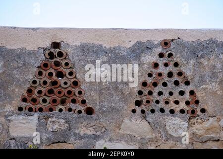 Crépines creuses de tuyaux en argile (kizan) en formation triangulaire construite à activer le flux d'air et la confidentialité dans la balustrade d'un Maison dans le quartier musulman vieille ville Jérusalem-est Israël Banque D'Images