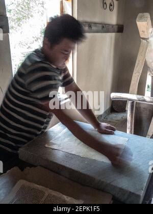 Atelier de papier de soie dans le village de Konighil près de Samarkand, où ils font du papier de soie en utilisant les barques de mûrier, Samarkand, Ouzbékistan Banque D'Images