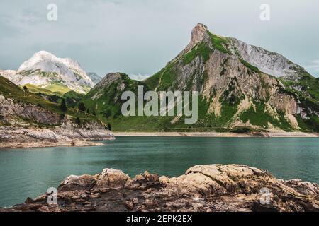 Le lac Spullersee un lac de haute montagne dans le Vorarlberg, Autriche. Banque D'Images