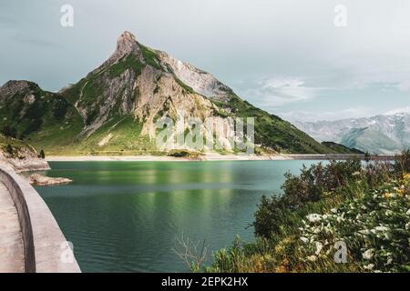 Le lac Spullersee un lac de haute montagne dans le Vorarlberg, Autriche. Banque D'Images