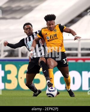 Joe Willock de Newcastle United (à gauche) et Adama Traore de Wolverhampton Wanderers se battent pour le ballon lors du match de la Premier League à St. James' Park, Newcastle. Date de la photo: Samedi 27 février 2021. Banque D'Images