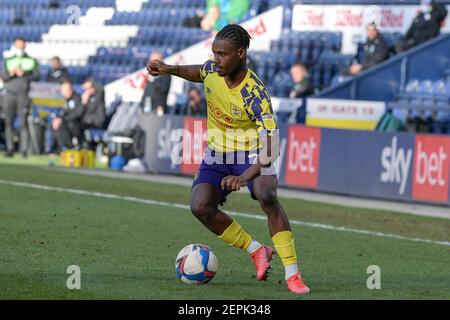 Preston, Royaume-Uni. 27 février 2021. Aaron Rowe #29 de la ville de Huddersfield avec le ballon à Preston, Royaume-Uni le 2/27/2021. (Photo de Simon Whitehead/News Images/Sipa USA) crédit: SIPA USA/Alay Live News Banque D'Images