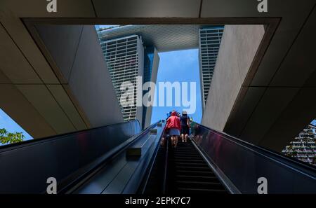 Escalier roulant menant à l'hôtel Marina Bay Sands. Singapour. Banque D'Images