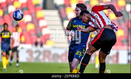 Londres, Royaume-Uni. 27 février 2021. Ethan Pinnock, de Brentford FC, a gagné le ballon lors du match de championnat EFL Sky Bet entre Brentford et Stoke City au stade communautaire de Brentford, Londres, Angleterre, le 27 février 2021. Photo de Phil Hutchinson. Utilisation éditoriale uniquement, licence requise pour une utilisation commerciale. Aucune utilisation dans les Paris, les jeux ou les publications d'un seul club/ligue/joueur. Crédit : UK Sports pics Ltd/Alay Live News Banque D'Images