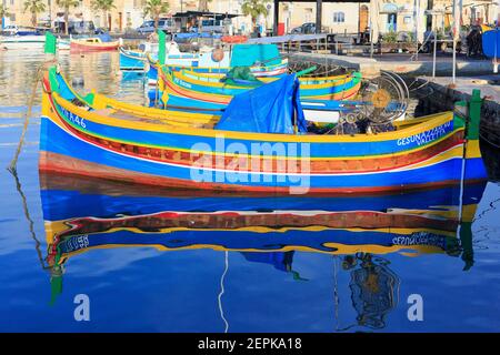 Luzzijiet (bateaux de pêche traditionnels maltais) amarré dans le port de plaisance de Marsaxlokk, Malte Banque D'Images