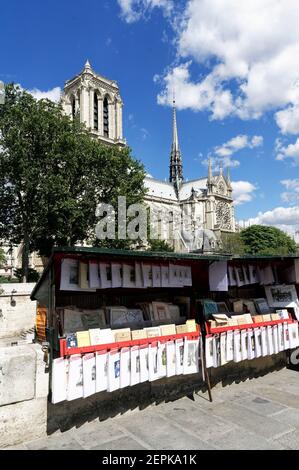 Un kiosque librairie (bouquiniste) dans les rues de Paris à proximité Cathédrale notre Dame de Paris Banque D'Images