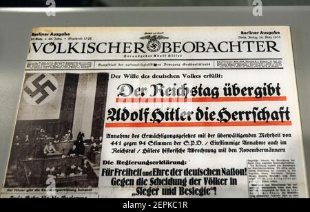 Le journal officiel nazi Volkischer Beobachter avec le titre "Parlement Remet les rênes à Adolf Hitler' à partir de mars 23 1933 Banque D'Images