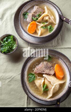 Soupe traditionnelle juive de boulettes de krechach dans un bol gris. Banque D'Images