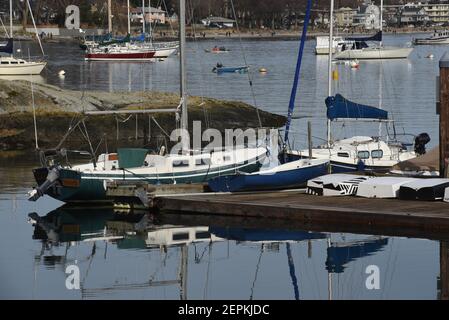 Divers bateaux sont amarrés aux quais de la marina d'Oak Bay et dans le port situé derrière à Oak Bay, en Colombie-Britannique, au Canada, sur l'île de Vancouver Banque D'Images