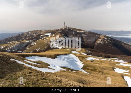 Le sommet du mont Nerone, pic des Apennines dans la province de Pesaro-Urbino (Marche, Italie) Banque D'Images