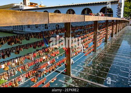 Cadenas d'amour sur Butcher's Bridge à Ljubljana, Slovénie Banque D'Images