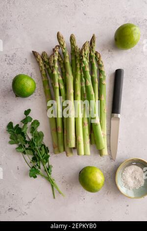 Légumes frais biologiques sur fond gris, plat, vertical Banque D'Images