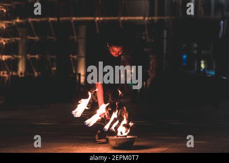 Lublin, Pologne - 4 septembre 2020 : Fireshow pendant ŻeLKa au Centrum Spotkania Kultur (le Centre pour la rencontre des cultures) Banque D'Images