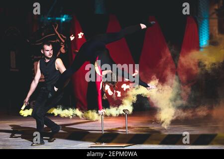 Lublin, Pologne - 4 septembre 2020 : Fireshow pendant ŻeLKa au Centrum Spotkania Kultur (le Centre pour la rencontre des cultures) Banque D'Images