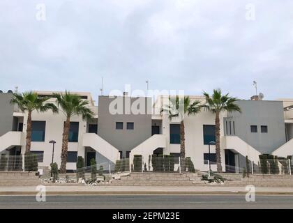 Alicante, Espagne - février 27, 2021: Mur brisé dans l'accident de la circulation près du complexe résidentiel de vacances Oasis Beach, Orihuela Costa Banque D'Images