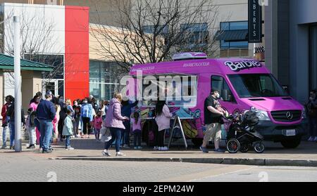 Des Peres, États-Unis. 27 février 2021. Les clients font la queue autour de la galerie marchande West County Mall, pour acheter des articles à vendre au camion éclair Barbie rose à des Peres, Missouri, le samedi 27 février 2021. Le Barbie Totally Throwback Tour a débuté à Los Angeles à l'automne 2019 et célèbre le 60e anniversaire de la poupée emblématique avec une visite nationale. Photo par Bill Greenblatt/UPI crédit: UPI/Alay Live News Banque D'Images