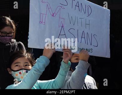 San Mateo, États-Unis. 27 février 2021. Les gens participent à un rassemblement contre les crimes de haine anti-asiatiques à San Mateo, Californie, États-Unis, le 27 février 2021. Des hauts fonctionnaires du ministère de la Justice des États-Unis ont déclaré vendredi que la récente vague de violence et d'incidents haineux contre les Américains asiatiques dans le pays est inacceptable, promettant d'enquêter sur ces cas et d'autres crimes haineux. Crédit : Wu Xiaoling/Xinhua/Alay Live News Banque D'Images