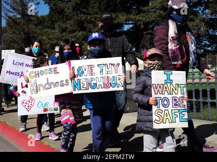 San Mateo, États-Unis. 27 février 2021. Les gens participent à un rassemblement contre les crimes de haine anti-asiatiques à San Mateo, Californie, États-Unis, le 27 février 2021. Des hauts fonctionnaires du ministère de la Justice des États-Unis ont déclaré vendredi que la récente vague de violence et d'incidents haineux contre les Américains asiatiques dans le pays est inacceptable, promettant d'enquêter sur ces cas et d'autres crimes haineux. Crédit : Wu Xiaoling/Xinhua/Alay Live News Banque D'Images