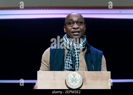 New York, NY, États-Unis. 27 février 2021. Le pasteur Michael Walrond prononce un discours au site de vaccination Pop-Up COVID-19 de la First Corinthian Baptist Church, dans la section Harlem de New York, le 27 février 2021. Crédit : Mpi43/Media Punch/Alamy Live News Banque D'Images