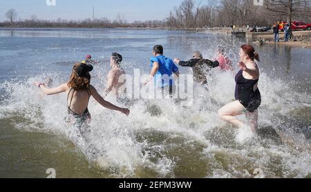 Creve coeur, États-Unis. 27 février 2021. Les participants courent dans l'eau à 31 degrés du lac Creve coeur lors du plongeon polaire à Creve coeur, Missouri, le samedi 27 février 2021. Les participants paient des frais pour courir dans les eaux glaciales au profit des Jeux olympiques spéciaux du Missouri. Photo par Bill Greenblatt/UPI crédit: UPI/Alay Live News Banque D'Images