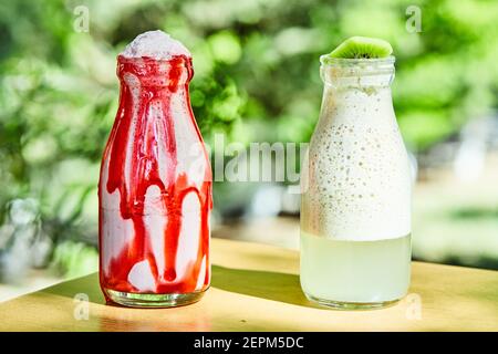 Deux milk-shakes sur une table en bois Banque D'Images