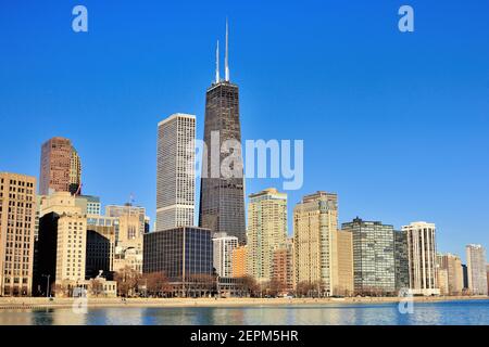 Le John Hancock Building dominant la Côte d'or salon de Chicago, le long de Lake Shore Drive et les rives du lac Michigan. Banque D'Images