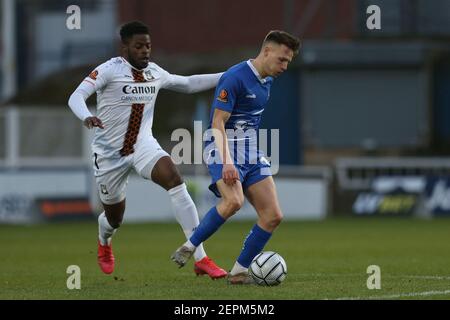 HARTLEPOOL, ANGLETERRE. 27 FÉVRIER JJ Hooper de Barnett en action avec Tom White de Hartlepool United lors du match de la Vanarama National League entre Hartlepool United et Barnett à Victoria Park, Hartlepool le samedi 27 février 2021. (Credit: Mark Fletcher | MI News) Credit: MI News & Sport /Alay Live News Banque D'Images