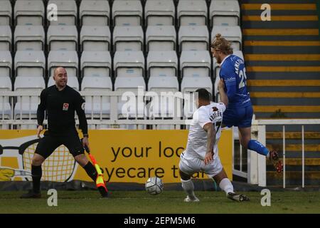 HARTLEPOOL, ANGLETERRE. 27 FÉVRIER Ben Richards-Everton de Barnett s'attaque à Luke Armstrong de Hartlepool United lors du match de la Vanarama National League entre Hartlepool United et Barnett à Victoria Park, Hartlepool, le samedi 27 février 2021. (Credit: Mark Fletcher | MI News) Credit: MI News & Sport /Alay Live News Banque D'Images