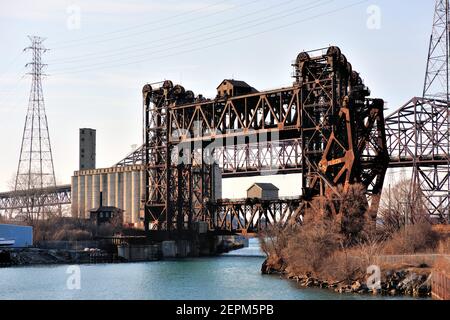 Chicago, Illinois, États-Unis. Trois ponts élévateurs verticaux Waddell et Harrington au-dessus de la rivière Calumet, du côté sud-est de Chicago. Banque D'Images