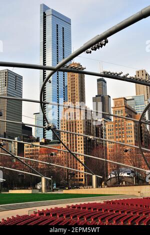 Chicago, Illinois, États-Unis. Une petite partie des gratte-ciel de la ville le long de Millennium Park surplombe la structure distinctive du pavillon Jay Pritzker. Banque D'Images