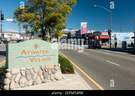 Regardez le long de Glendale Boulevard au panneau pour Atwater Village, à Los Angeles, Californie Banque D'Images