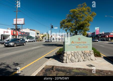 Regardez le long de Glendale Boulevard au panneau pour Atwater Village, à Los Angeles, Californie Banque D'Images