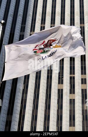 Chicago, Illinois, États-Unis. Le drapeau de l'État de l'Illinois s'est ouvert dans une brise raide devant le centre Aon adjacent au parc Millennium. Banque D'Images