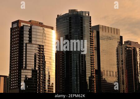 Chicago, Illinois, États-Unis. Un groupe de gratte-ciel de condominium sur le côté nord de Chicago reflète les premières étapes du coucher du soleil de la journée. Banque D'Images