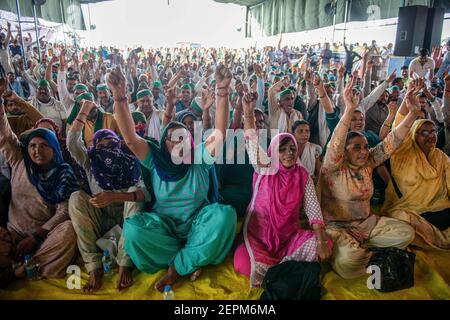 Ghaziabad, Inde. 27 février 2021. Les manifestants scandaient des slogans tout en faisant des gestes pendant la manifestation. Les agriculteurs protestent contre les nouvelles lois agricoles à la frontière de Ghazipur. Crédit : SOPA Images Limited/Alamy Live News Banque D'Images