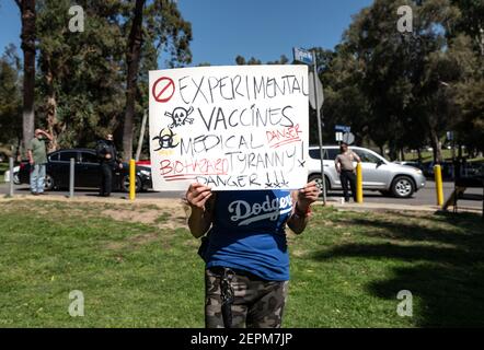 Los Angeles, Californie, États-Unis. 27 février 2021. Un manifestant anti-vaccination tient un signe sur le site de vaccination de masse récemment ouvert au stade Dodger à Los Angeles, CA crédit: Raquel Natalicchio/ZUMA Wire/Alay Live News Banque D'Images