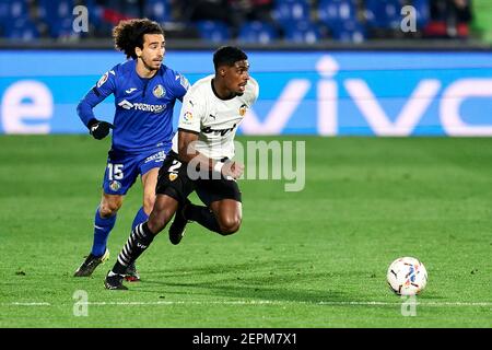 Getafe, Madrid, Espagne. 27 février 2021. Marc Cucurella de Getafe FC et Thierry Correia de Valencia CF pendant le match de la Liga entre Getafe CF et Valencia CF au Colisée Alfonso Perez de Getafe, Espagne. 27 février 2021. Credit: Angel Perez/ZUMA Wire/Alay Live News Banque D'Images