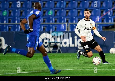 Getafe, Madrid, Espagne. 27 février 2021. Allan Nyom de Getafe FC et Jose Gaya de Valencia CF pendant le match de la Liga entre Getafe CF et Valencia CF au Colisée Alfonso Perez de Getafe, Espagne. 27 février 2021. Credit: Angel Perez/ZUMA Wire/Alay Live News Banque D'Images