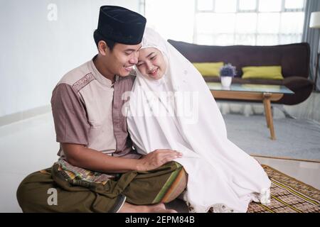 couple musulman asiatique romantique après avoir prié ensemble à la maison Banque D'Images