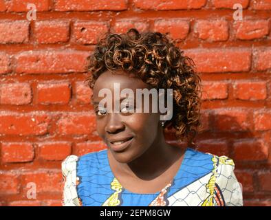 Portrait d'une femme rwandaise souriante. Banque D'Images