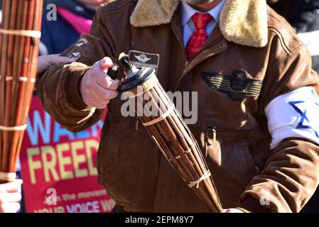 Calgary, Alberta, Canada. 27 février 2021. Le prédicateur Artur Pawlowski allume une torche tiki à la manifestation anti-masque ''Freedom March'' à Calgary, AB, le 27 février 2021. La marche a été menée par des personnes portant des torches tiki qui signifiaient la lumière du seigneur mais qui rappelaient également le rallye de Charlottesville ''Unite the Right'' en 2017. Crédit : Gavin John/ZUMA Wire/Alay Live News Banque D'Images