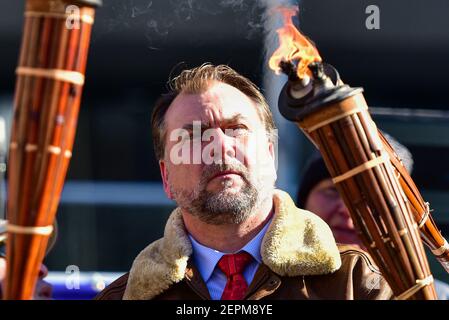 Calgary, Alberta, Canada. 27 février 2021. Le prédicateur Artur Pawlowski allume une torche tiki lors de la manifestation anti-masque ''Freedom March'' à Calgary, en Alberta, le 27 février 2021. La marche a été conduite par des personnes portant des torches tiki qui, dit-on, signifiaient la lumière du seigneur, mais qui rappelaient également le rallye de Charlottesville ''Unite the Right'' en 2017. Crédit : Gavin John/ZUMA Wire/Alay Live News Banque D'Images