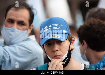 Buenos Aires, Argentine. 27 février 2021. Un manifestant portant une casquette qui dit « Make Argentina Great Again » lors d'une manifestation contre le gouvernement argentin du président Alberto Fernàndez au sujet du scandale de déploiement de vaccins VIP alors que le gouvernement a publié une liste de 70 personnalités influentes qui ont déjà reçu un traitement préférentiel pour le vaccin Covid-19 devant les autres L'hôpital Posadas. Crédit : SOPA Images Limited/Alamy Live News Banque D'Images