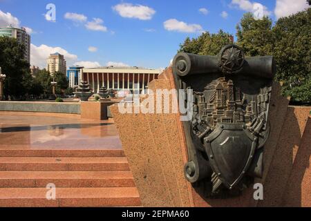 Bakou. Azerbaïdjan. 01.09.2019. Armoiries dans le parc nommé d'après Heydar Aliyev. Près du palais de Heydar Aliyev. Banque D'Images