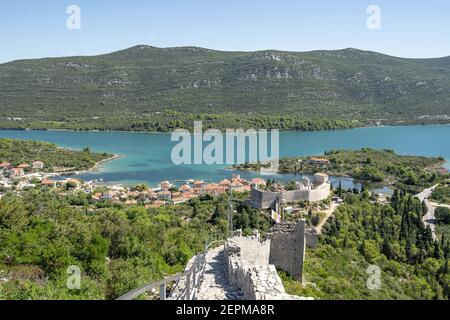 Mali Ston, Croatie - 20 août 2020 : escaliers étroits en pierre jusqu'au village de bord de mer Banque D'Images